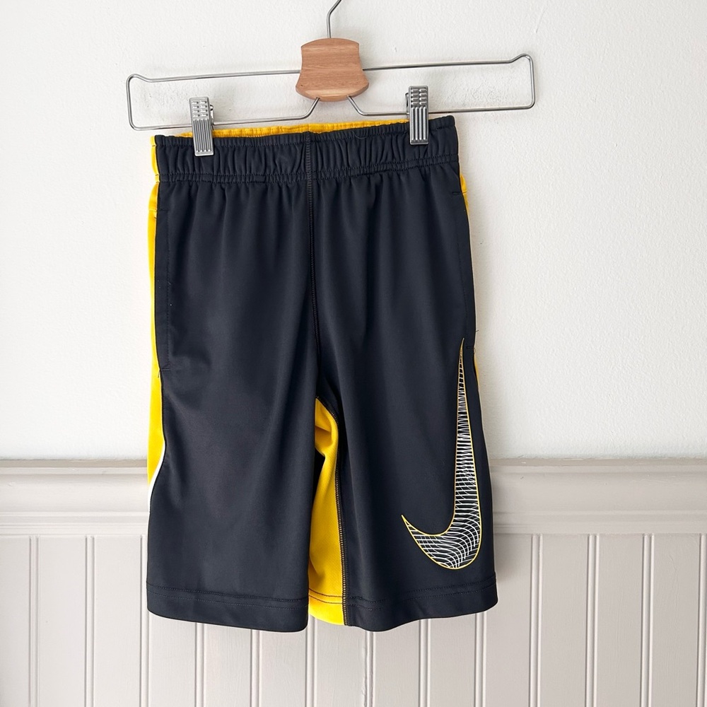 Nike Dri Fit Kids Sports Training Shorts Drawstring & Pockets Boys Size Small
